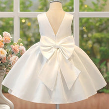 Cargar imagen en el visor de la galería, Vestido blanco liso con moños

