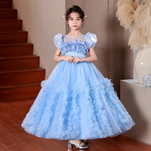 Carregar imagem no visualizador da galeria, Vestido largo con volado de tul y perlas
