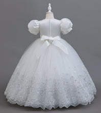 Cargar imagen en el visor de la galería, Vestido largo blanco con mangas abullonadas y bordados con moño
