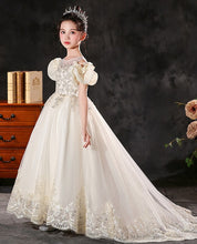 Carregar imagem no visualizador da galeria, Vestido largo crema con bordado de flores y cola de pato
