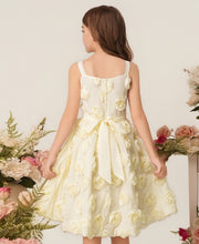 Cargar imagen en el visor de la galería, Vestido crema con bordados de flores en 3D
