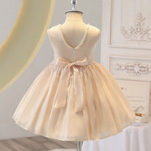 Cargar imagen en el visor de la galería, Vestido liso crema con perlas
