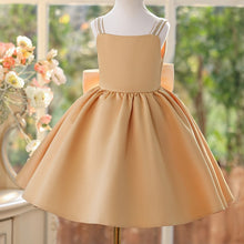 Cargar imagen en el visor de la galería, Vestido liso con brillo en los hombros y moño grande crema
