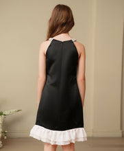 Cargar imagen en el visor de la galería, Vestido negro con perlas y volado en crema
