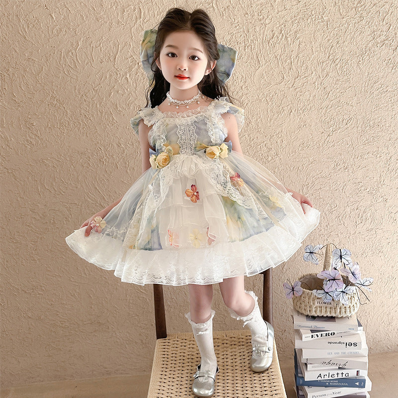 Vestido floreado con volados, hebillas, moño grande con tul de mariposa