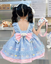 Carregar imagem no visualizador da galeria, Vestido celeste con rosa de Cinnamoroll (Sanrio) moño grande, hebillas con vincha

