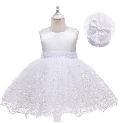 Vestido con bordados, cinto de lentejuelas, moño y vincha