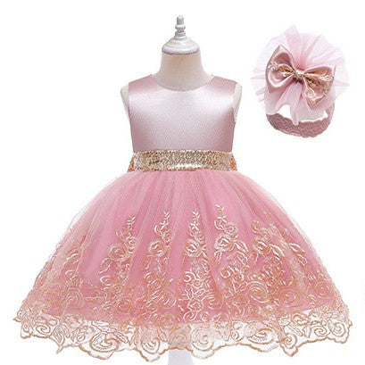 Vestido con bordados, cinto de lentejuelas, moño y vincha