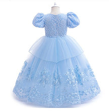Cargar imagen en el visor de la galería, Vestido largo celeste bordados de flores y mariposas con mangas abullonadas
