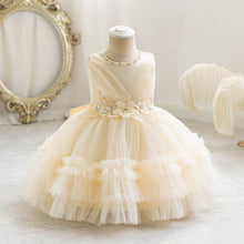 Carregar imagem no visualizador da galeria, Vestido con bordados de flores y perlas
