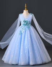 Carregar imagem no visualizador da galeria, Vestido largo celeste con bordados de flores en 3D y tul en los hombros
