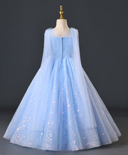 Carregar imagem no visualizador da galeria, Vestido largo celeste con bordados de flores en 3D y tul en los hombros
