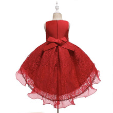 Carregar imagem no visualizador da galeria, Vestido cola de pato con detalles de perlas en la cintura
