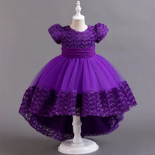 Cargar imagen en el visor de la galería, Vestido con mangas y bordados de flores , cola de pato
