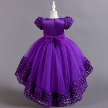Cargar imagen en el visor de la galería, Vestido con mangas y bordados de flores , cola de pato
