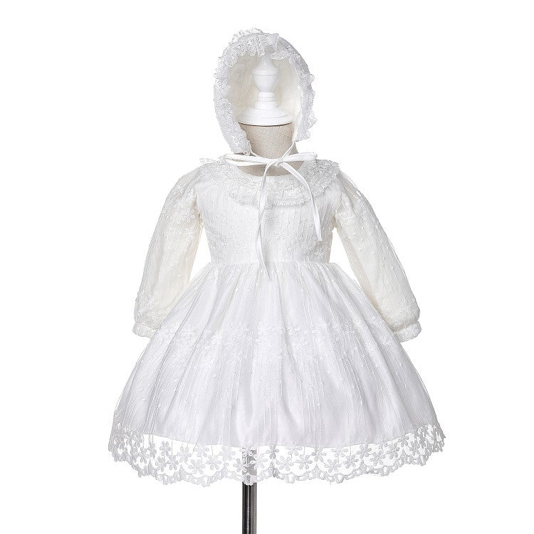 Vestido blanco mangas largas con detalles de encaje bordado y gorra