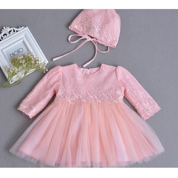 Vestido rosa mangas largas con detalles de encaje bordado de flores y gorra