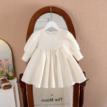 Carregar imagem no visualizador da galeria, Vestido crema con bordados y moño grande de tul
