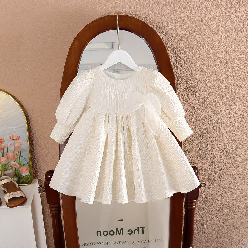 Vestido crema con bordados y moño grande de tul