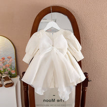 Carregar imagem no visualizador da galeria, Vestido crema con bordados y moño grande de tul
