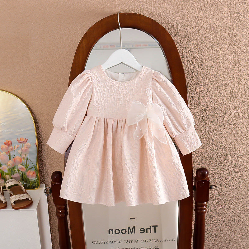 Vestido rosa con bordados y moño grande de tul