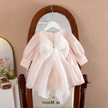 Carregar imagem no visualizador da galeria, Vestido rosa con bordados y moño grande de tul

