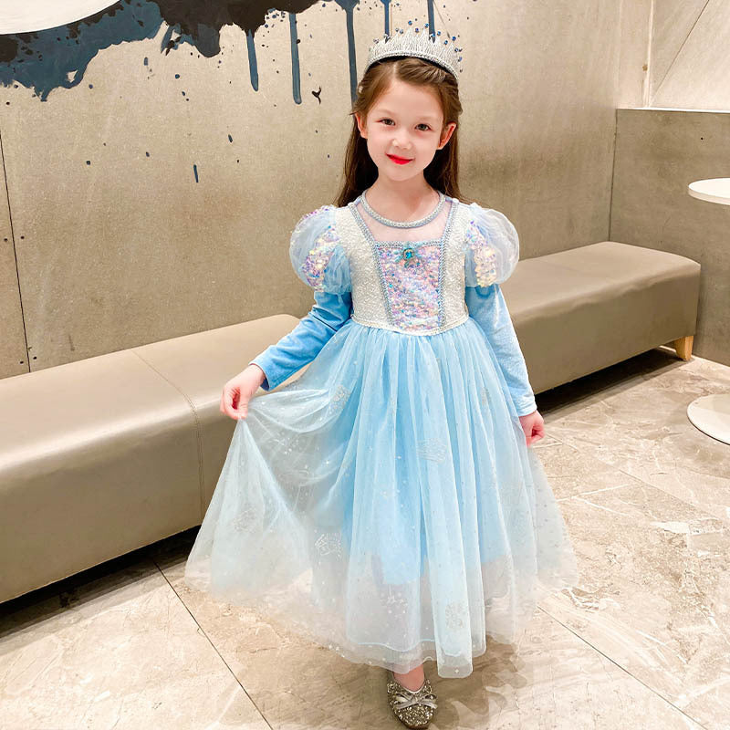 Vestido de tul con estampas de copos de nieve. lentejuelas y capa