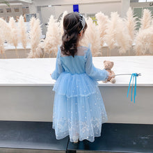 Cargar imagen en el visor de la galería, Vestido celeste estilo Elsa de Frozen con lentejuelas y capa
