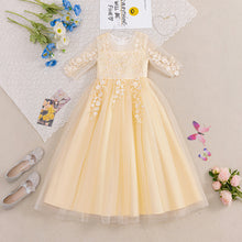 Cargar imagen en el visor de la galería, Vestido crema con media manga y bordados de flores
