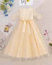 Cargar imagen en el visor de la galería, Vestido crema con media manga y bordados de flores
