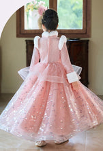 Cargar imagen en el visor de la galería, Vestido polar rosa con detalles peludos en blanco y lentejuelas de mariposa con brillo
