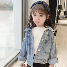 Carregar imagem no visualizador da galeria, Campera jeans con detalles de perlas
