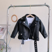 Carregar imagem no visualizador da galeria, Campera tipo cuerina con cinto
