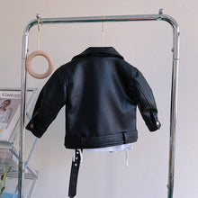 Carregar imagem no visualizador da galeria, Campera tipo cuerina con cinto
