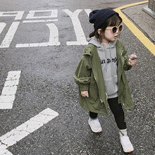 Carregar imagem no visualizador da galeria, Campera verde con bolsillos
