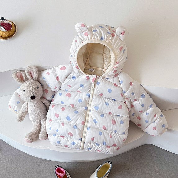Campera de pluma blanca con estampas de corazones y capucha con orejas