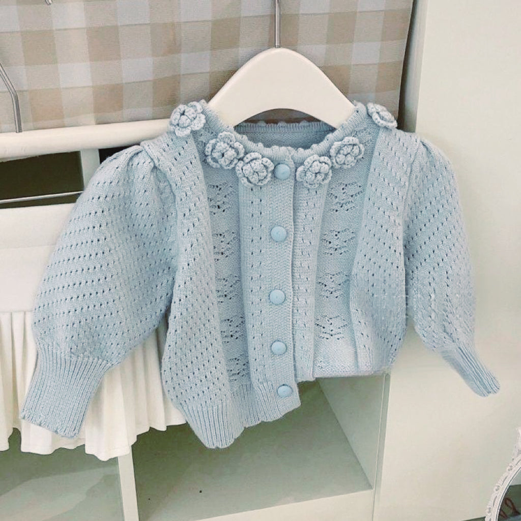 Abrigo de hilo celeste con flores
