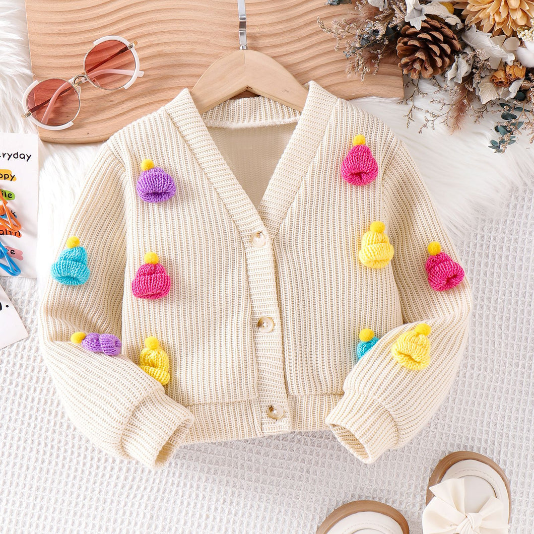 Campera de hilo crema con bordados de gorras