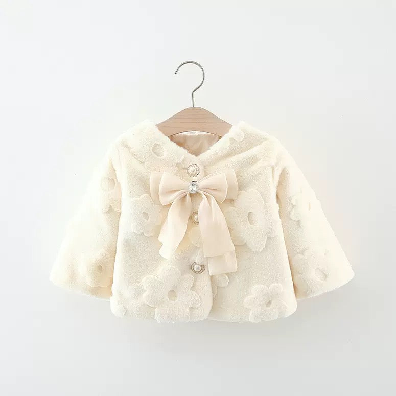 Campera peluda con relieves de flores y moño
