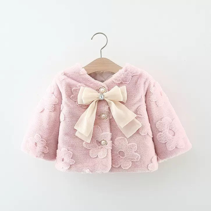 Campera peluda con relieves de flores y moño
