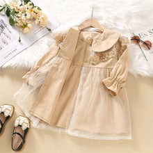 Cargar imagen en el visor de la galería, Tapado beige con bordados de flores y tul
