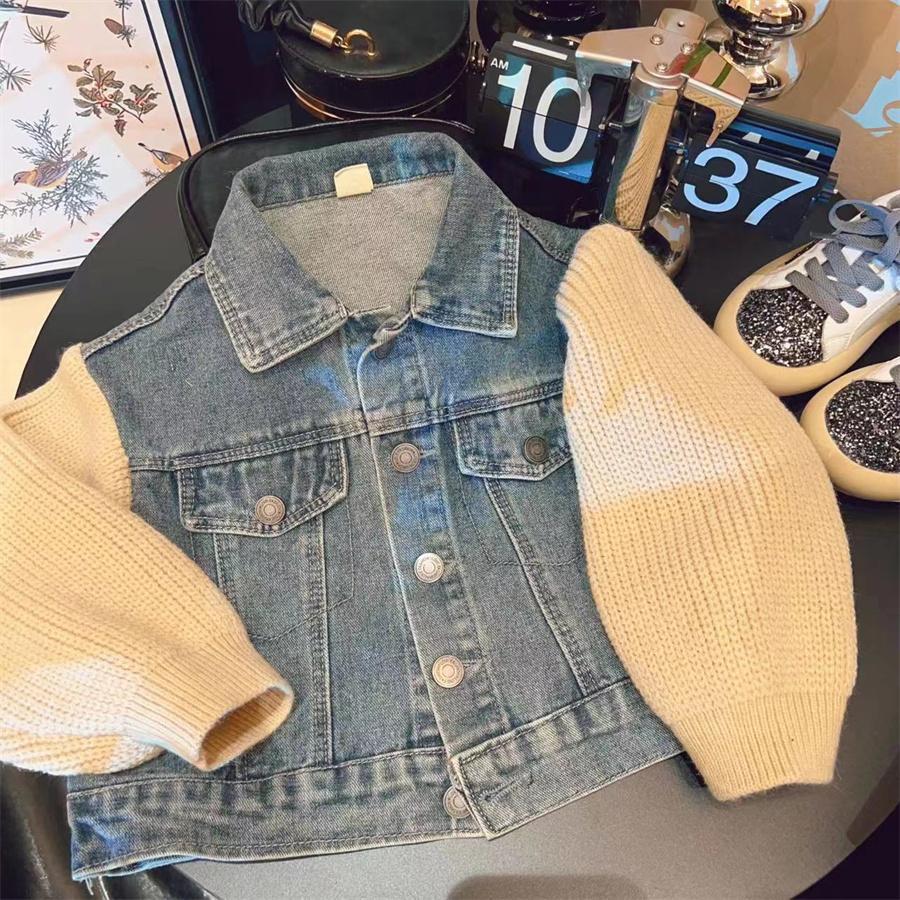 Campera jeans con manga de hilo crema y letras