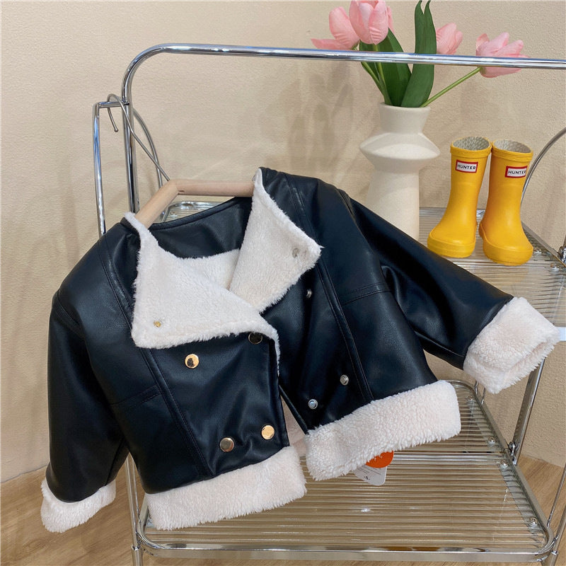 Campera negro tipo cuerina con forro peludo