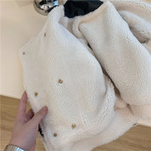 Carregar imagem no visualizador da galeria, Campera negro tipo cuerina con forro peludo
