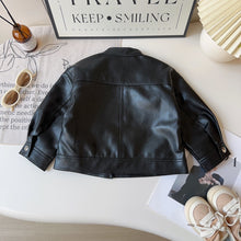 Carregar imagem no visualizador da galeria, Campera de cuerina con cuello alto
