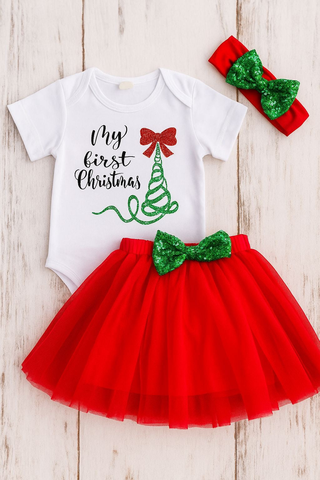 Body blanco con letras y pollera tutu rojo con moño y vincha