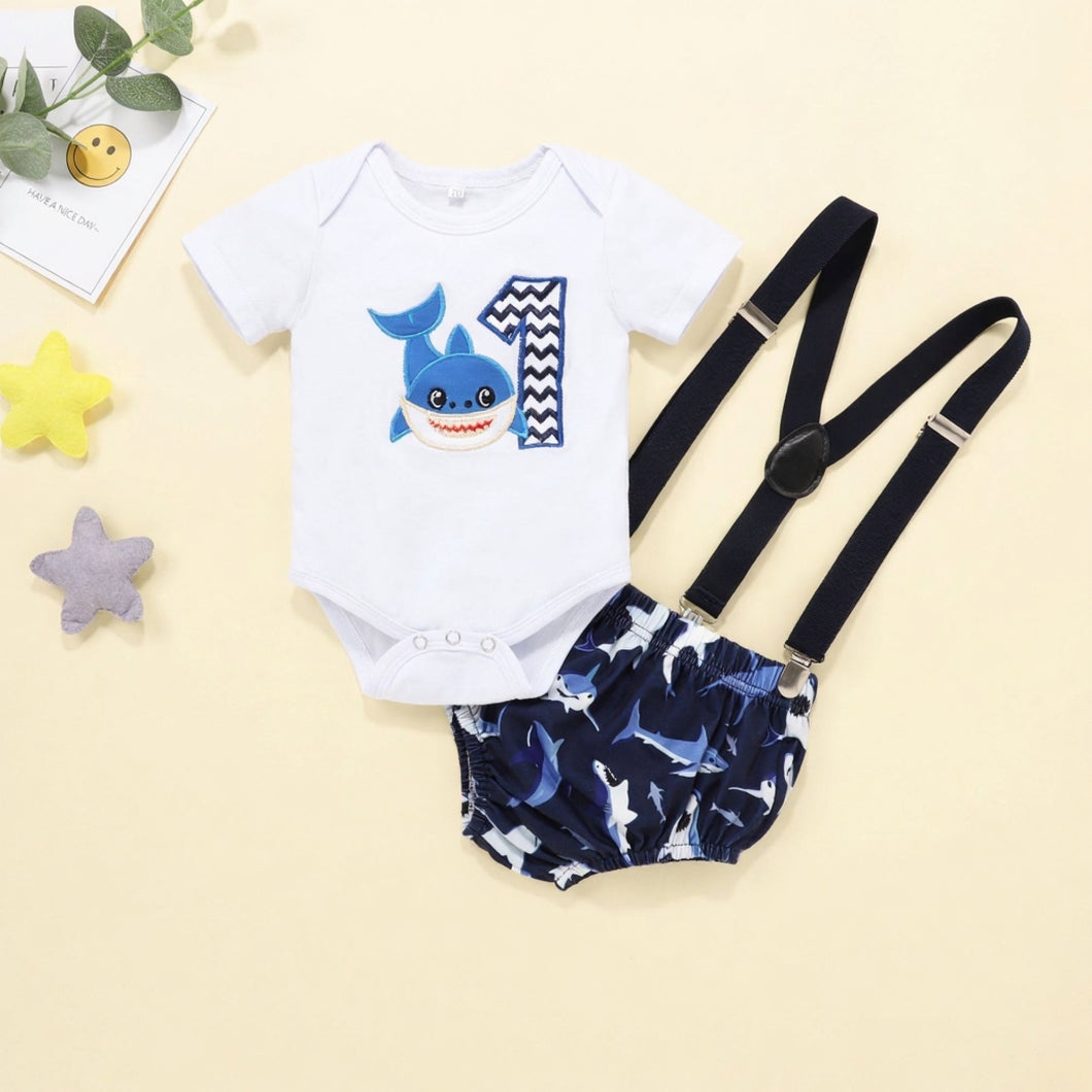 Body blanco con cubre pañal de baby shark y tirante negro