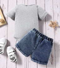 Cargar imagen en el visor de la galería, Body gris con estampa de tractores y short jeans
