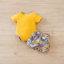 Cargar imagen en el visor de la galería, Body amarillo y short con estampas de hojas
