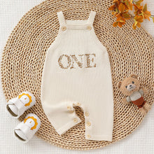 Carregar imagem no visualizador da galeria, Body de hilo tipo jardinera crema con letras One
